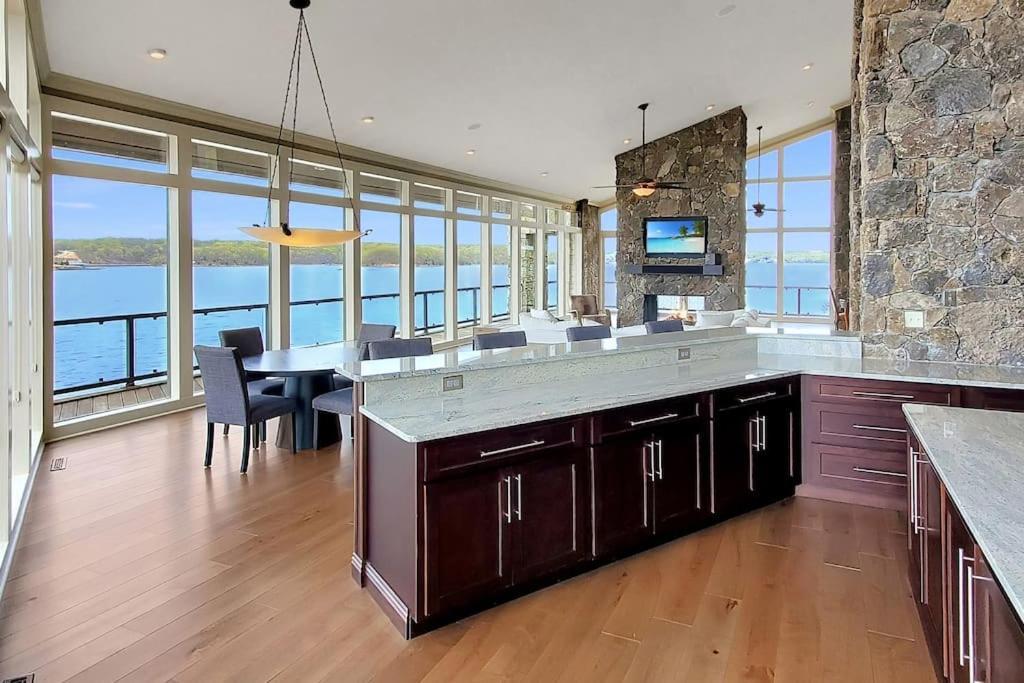 Iconic Glass Mansion - Huge Views - Best Location Osage Beach Exterior foto